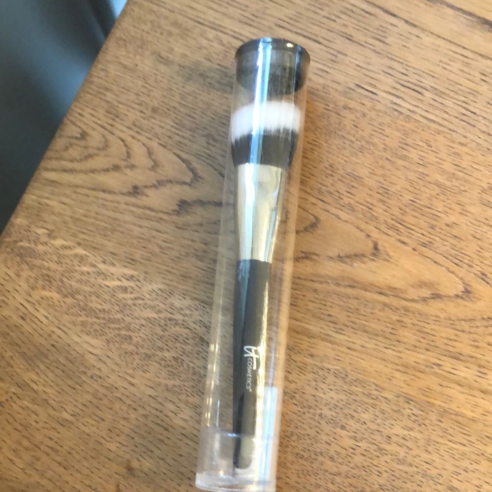 IT Cosmetics Makeup Brush